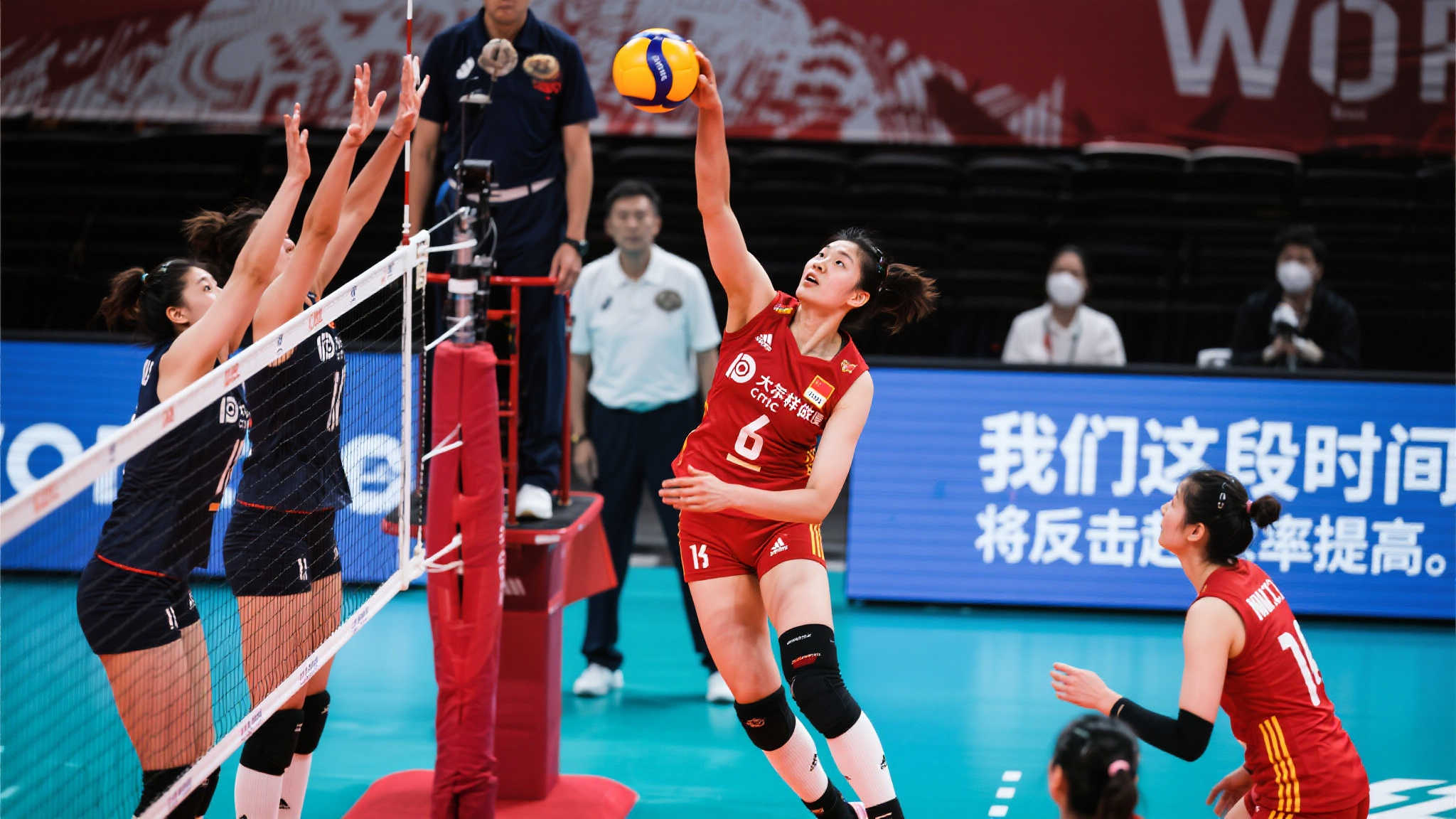 在当天比赛中，可以明显感觉到中国队在攻防转换上的效